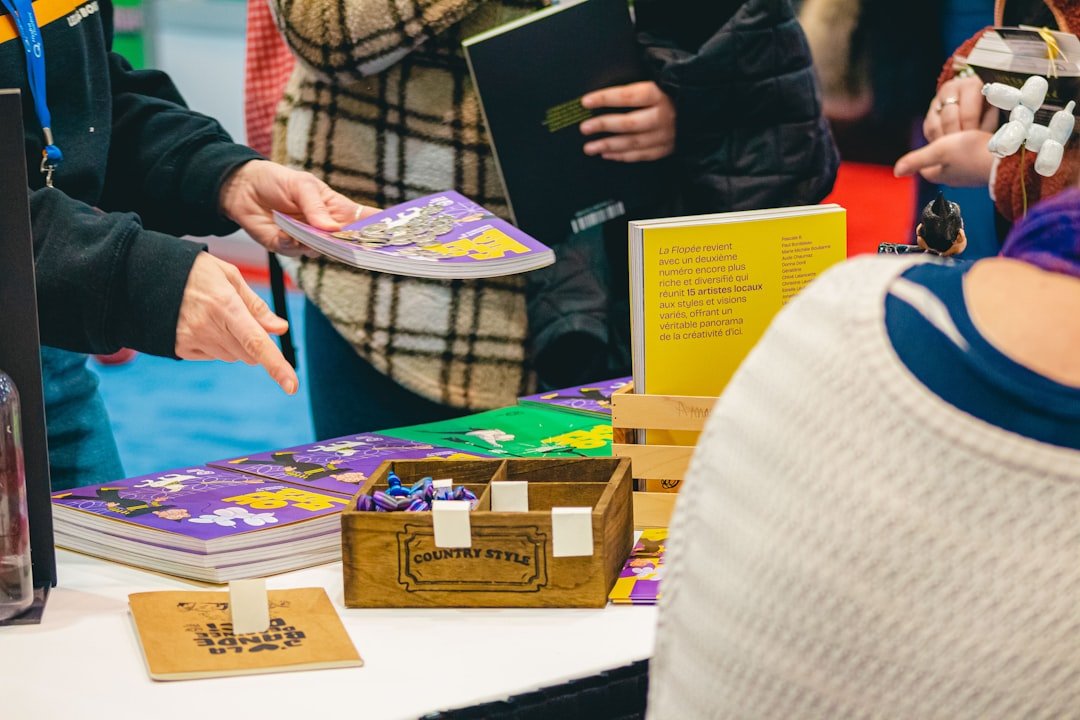 Nique à feu est une maison dédition BD pour artistes locaux et talents nouveaux. Notre mission est de faire rayonner les artistes d’ici et de rendre la BD plus accessible à tous, en innovant dans nos modes de diffusion et en participant activement au dynamisme culturel de la ville de Québec.